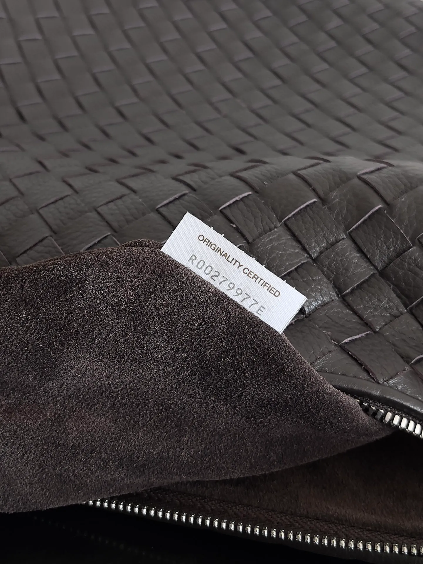 Batch 2800 BOTTEGA VENETA's new Traveler deerskin series is here! The travel season is coming soon, and I believe you must need a large-capacity and simple bag. This new Traveler is very in line with the current travel craze. The whole bag is designed with deerskin and is made of the highest quality leather. It feels tougher to the touch. The super large capacity is suitable for short trips. Traveling with friends and family does not require carrying heavy luggage. It is also very convenient for friends who often travel for work. You can carry two changes of clothes and a computer with you. It also comes with an adjustable shoulder strap to free your hands. Style number: 806974 Size: 44*33*9cm